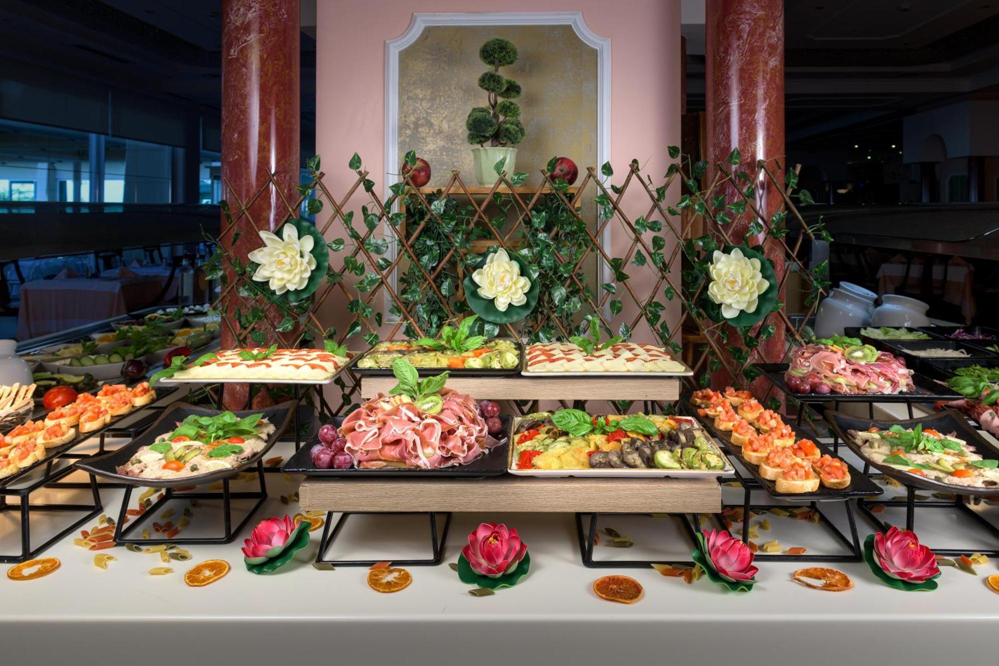 Rodos Palladium Leisure & Wellness Kallithea  Екстер'єр фото A buffet at a hotel