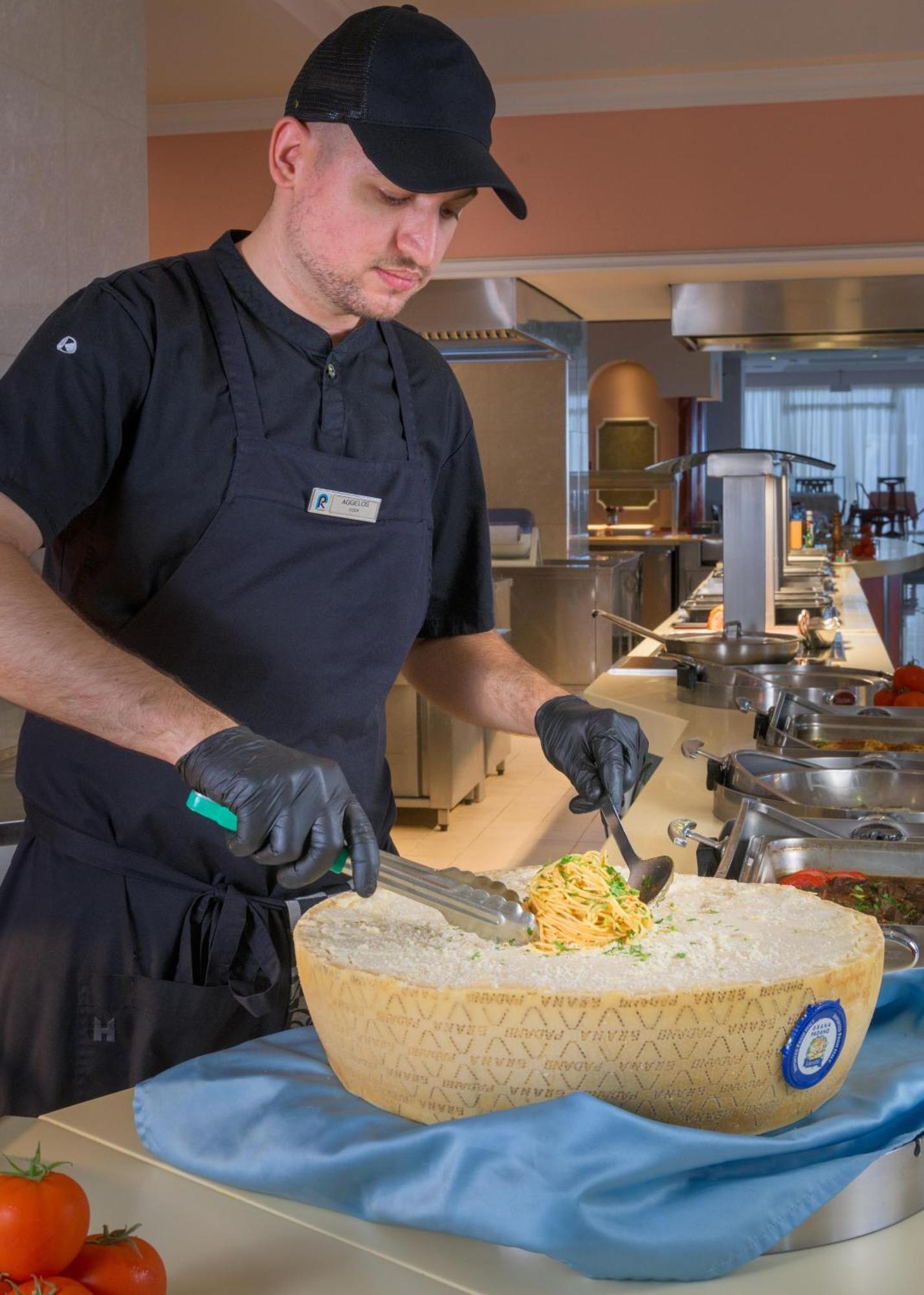 Rodos Palladium Leisure & Wellness Kallithea  Екстер'єр фото A chef preparing a dish